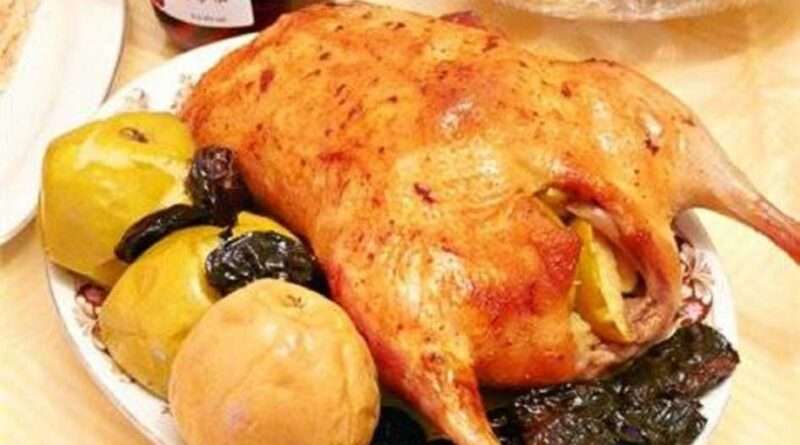 Гусь с яблоками и черносливом - рецепт