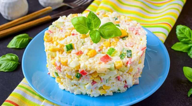 Как приготовить крабовый салат с кукурузой по классическому рецепту